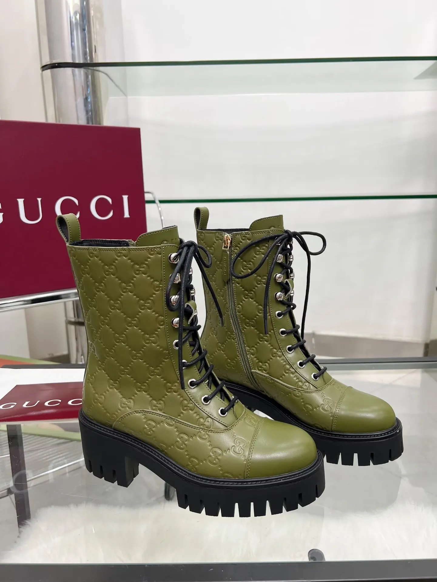 👟👟Ex-factory price 660👟👟 New version of Gucci GUCCI hot sale✅Ankle boots 🎉Very easy to match👍Specially showing retro British style, advanced 3D printing, front Gucci buckle decoration💎LOGO✅ Fabric: imported cowhide🐂 Inner/foot pads: cow lining Color: black green Size: 35-42 {2 heads need to be customized} Heel height: 5cm TPU outsole Packing: Comes with card and cloth bag.
